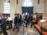Iets voor 18:30 uur komen de mannen binnen voor het inzingen............